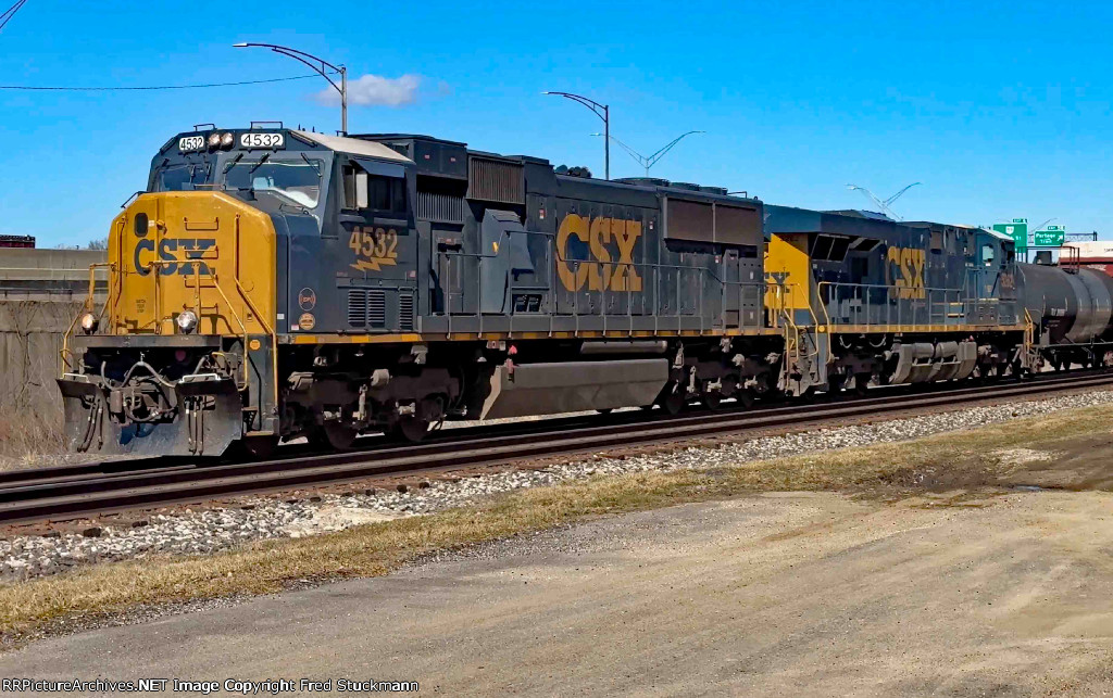 CSX 4532 leads M369.